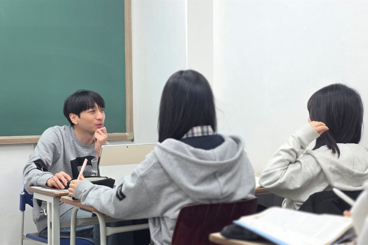 알쌤(Alex)이 고등학생들과 수업하는 모습